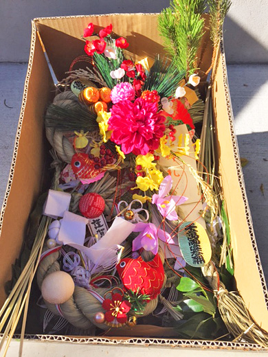 段ボール一杯のお飾り